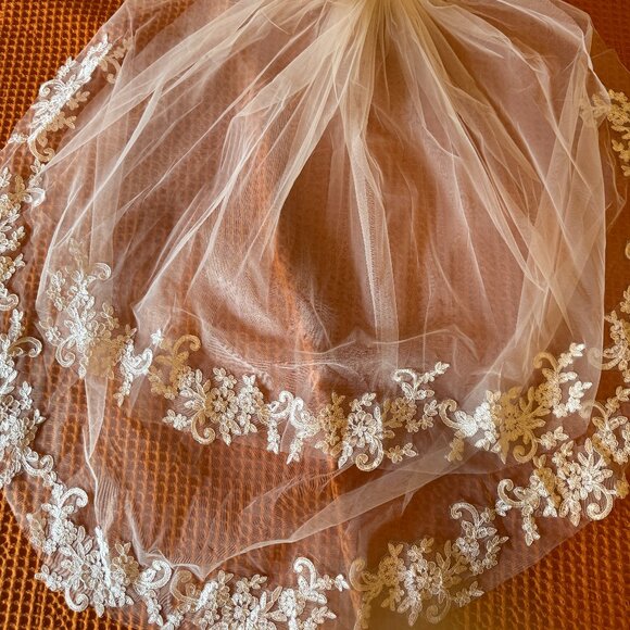 Ivory Fingertip-Length Wedding Veil with 3D Floral Lace & Butterfly - Picture 1 of 4